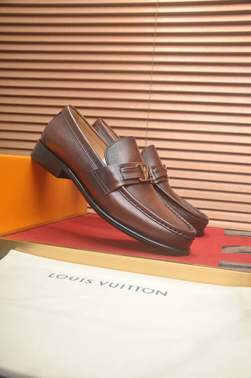 Men's men's shoes 💰540💶 [LV] (original single cowhide lining) 🍀LV's latest genuine leather business suit shoes are launched simultaneously on the official website. The first-layer cowhide imported from Italy is made of heavy gold, 💥official website 1:1 rubber outsole. Versatile to wear, high-end without losing class, and the color combination is extraordinary. This four-season style is alluring when worn on your feet, showing off your big-name flair. Standard code 39-45 (45 customized)
